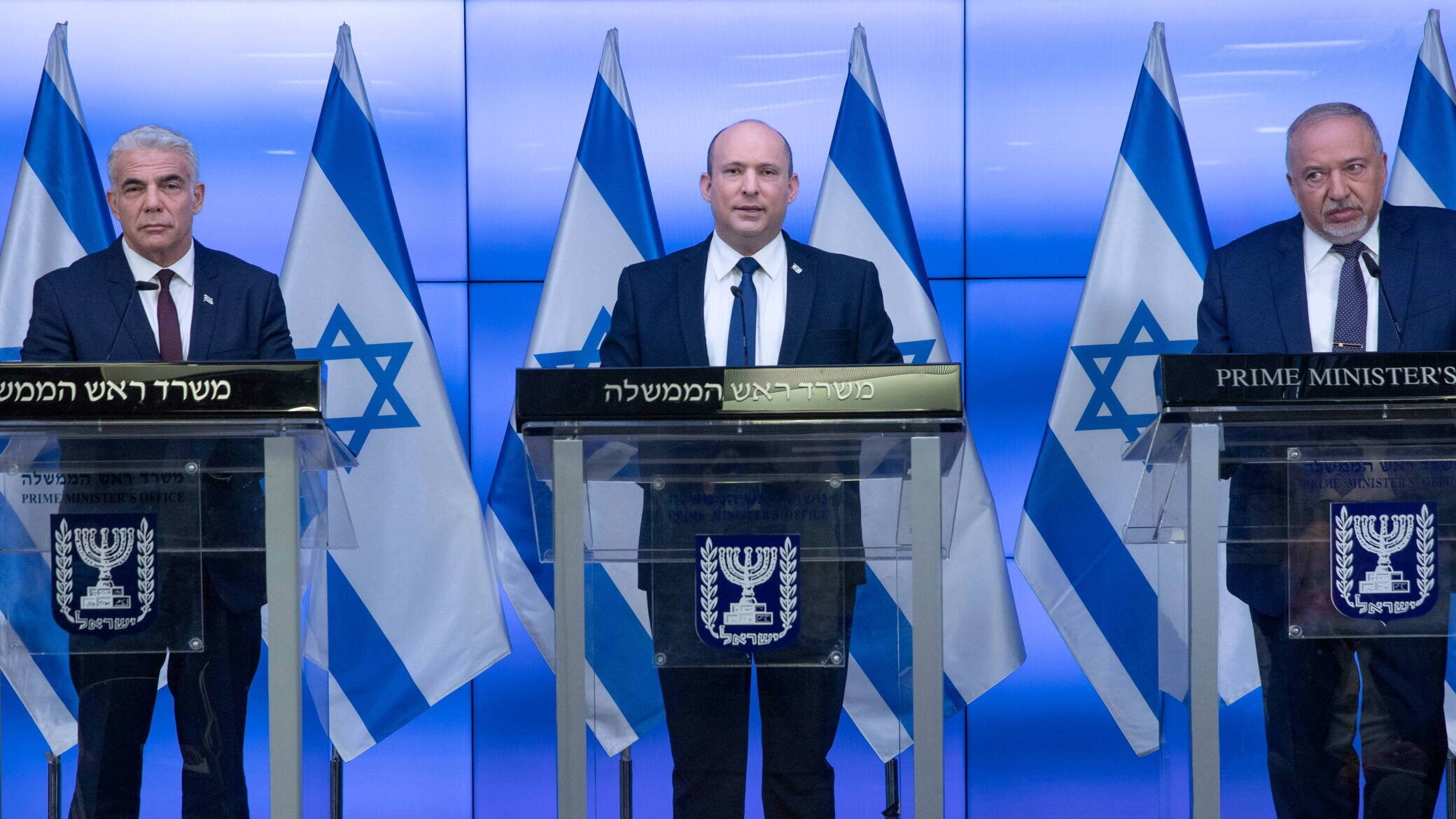 Premier Naftali Bennett i ministrowie Yair Lapid i Avigdor Liberman