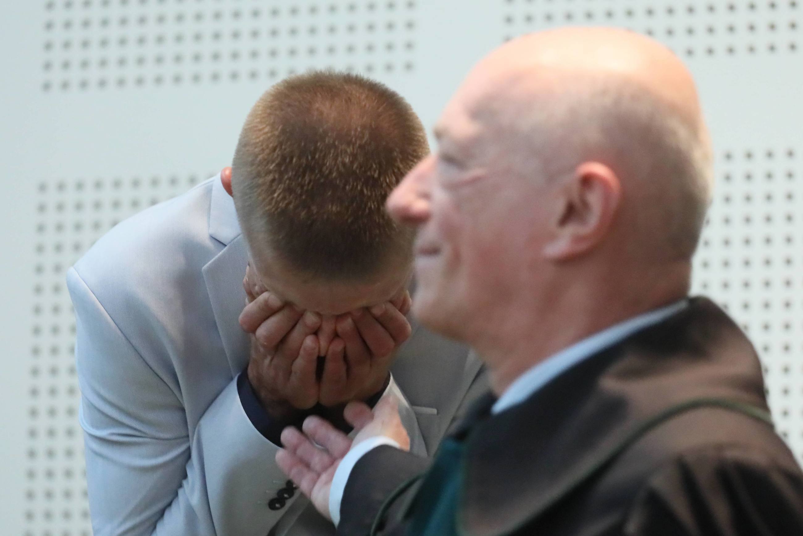 omasz Komenda (L) i były minister sprawiedliwości Zbigniew Ćwiąkalski (P) na sali rozpraw Sądu Najwyższego w Warszawie