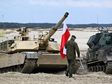 Ćwiczenia na poligonie w Nowej Dębie polskich i amerykańskich żołnierzy z użyciem m.in. czołgów Abrams. Zdjęcie ilustracyjne