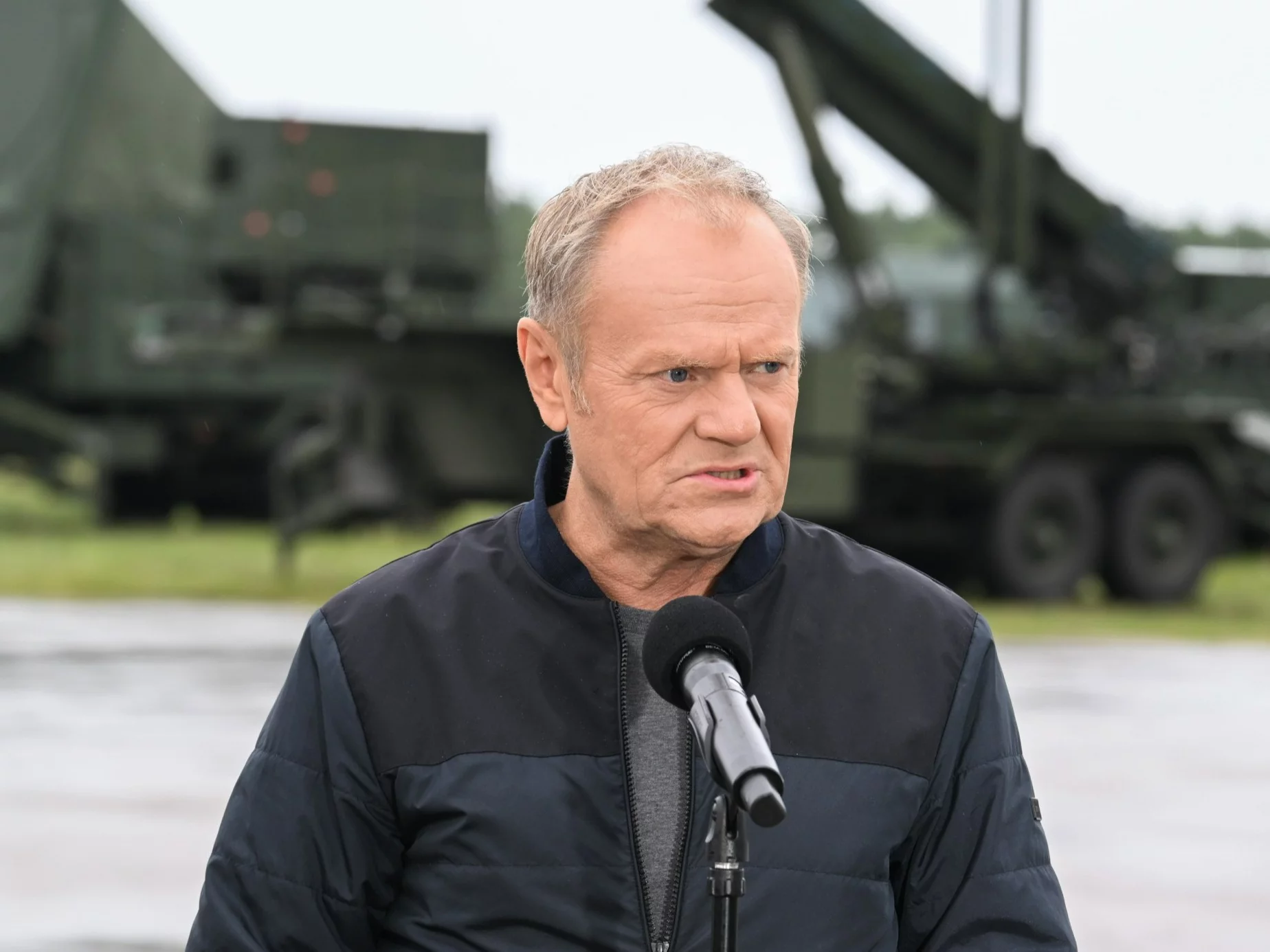 Premier Donald Tusk podczas wizyty na Centralnym Poligonie Sił Powietrznych w Ustce