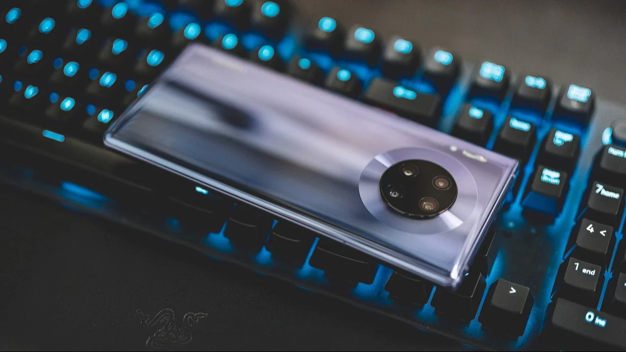 Klawiatura i smartfon, zdjęcie ilustracyjne