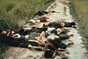 Cywilne ofiary amerykańskiego ataku na wioskę My Lai. Zdjęcie wykonane przez Ronalda L. Haeberle, fotografa US Army.