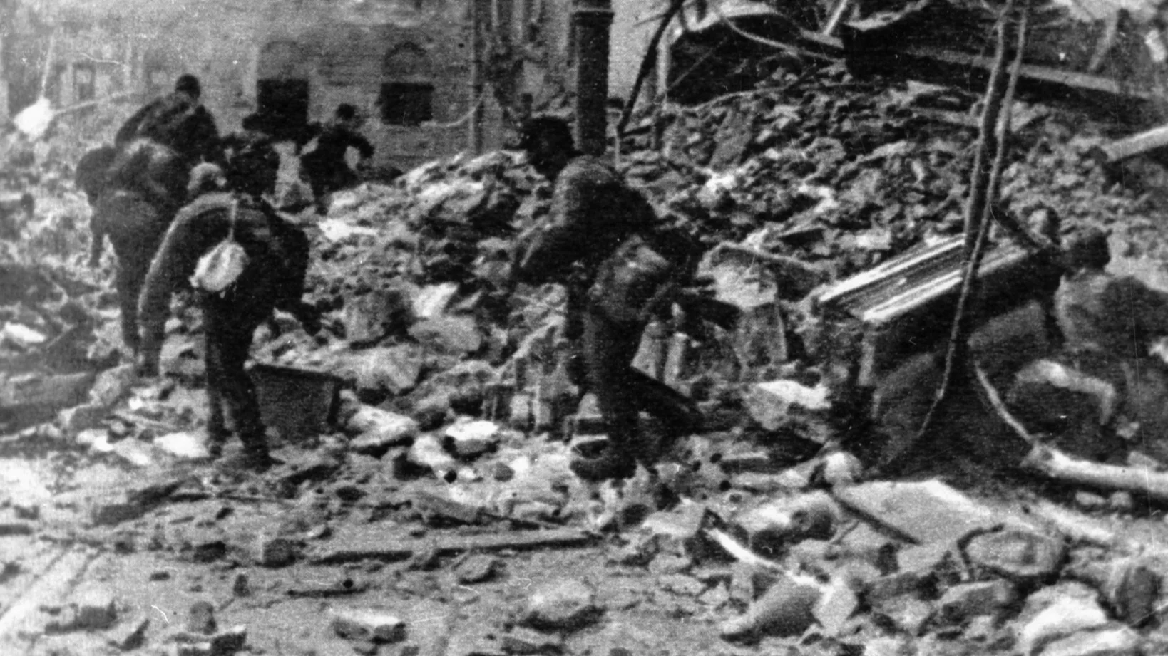 08.1944 r. Oddziały powstańców w drodze na pozycje