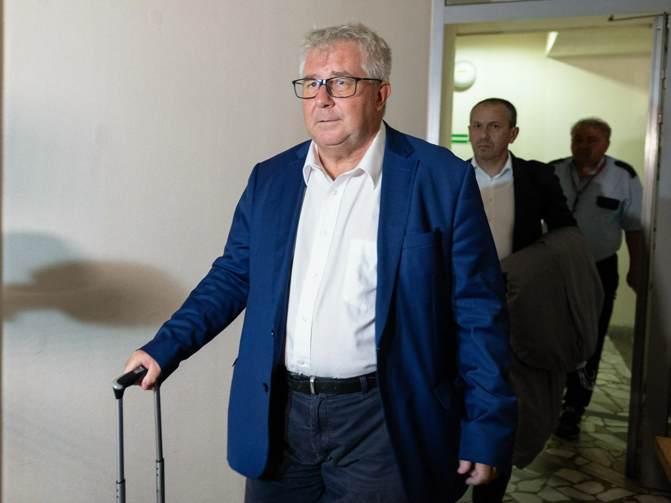 Były poseł do Parlamentu Europejskiego Ryszard Czarnecki przed budynkiem Prokuratury Krajowej w Katowicach