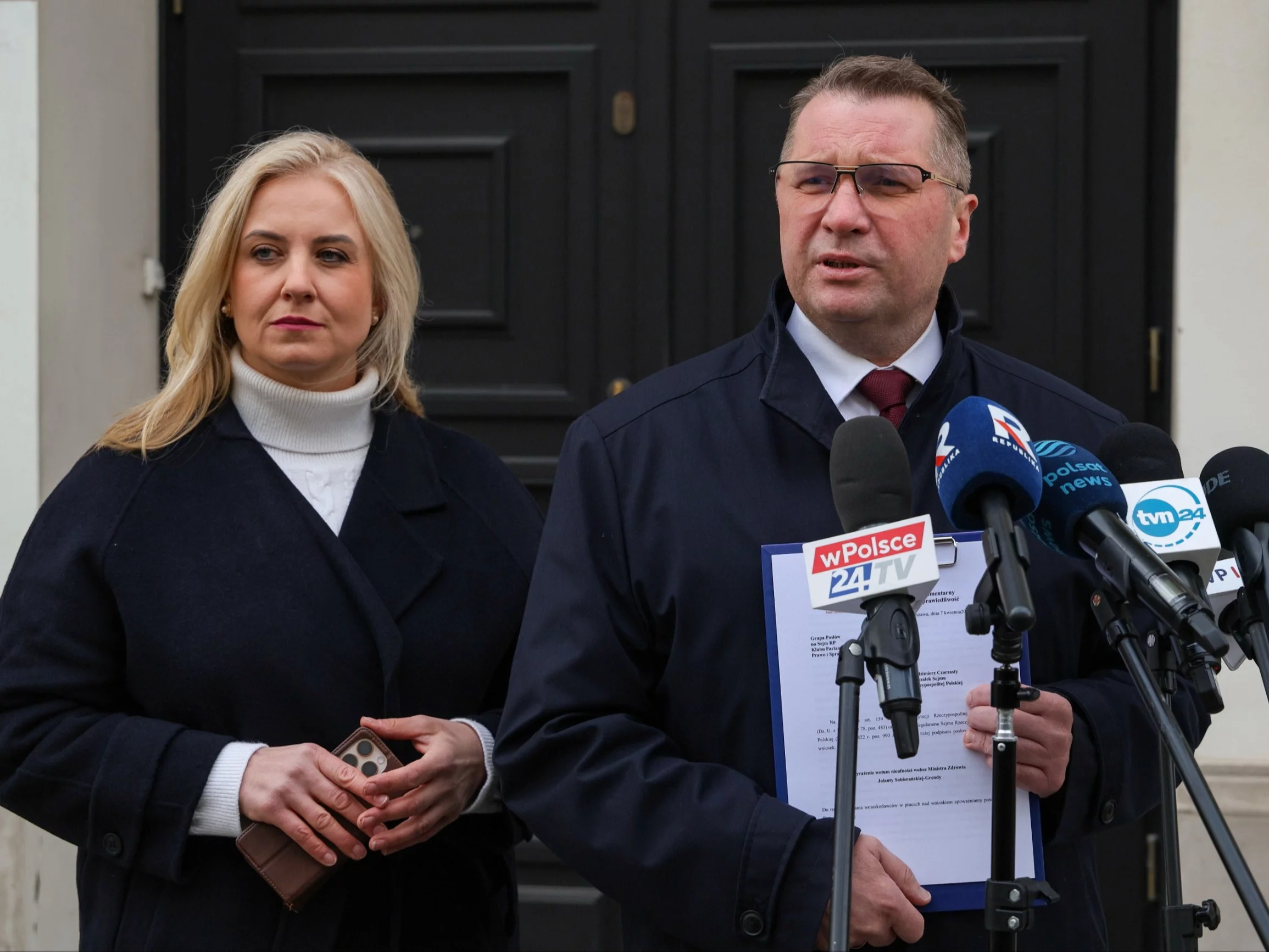 Wiceprezes Prawa i Sprawiedliwości Przemysław Czarnek (P) i posłanka PiS Katarzyna Sójka (L)