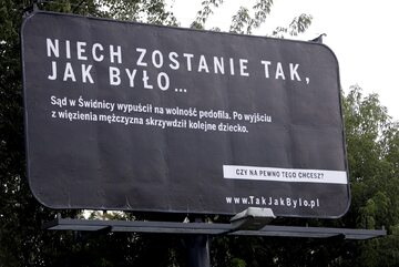 Czarno-biały billboard, 8 bm. na jednej z warszawskich ulic, będący elementem rządowej kampanii informacyjnej nt. reform wymiaru sprawiedliwości, zorganizowanej przez Polską Fundację Narodową