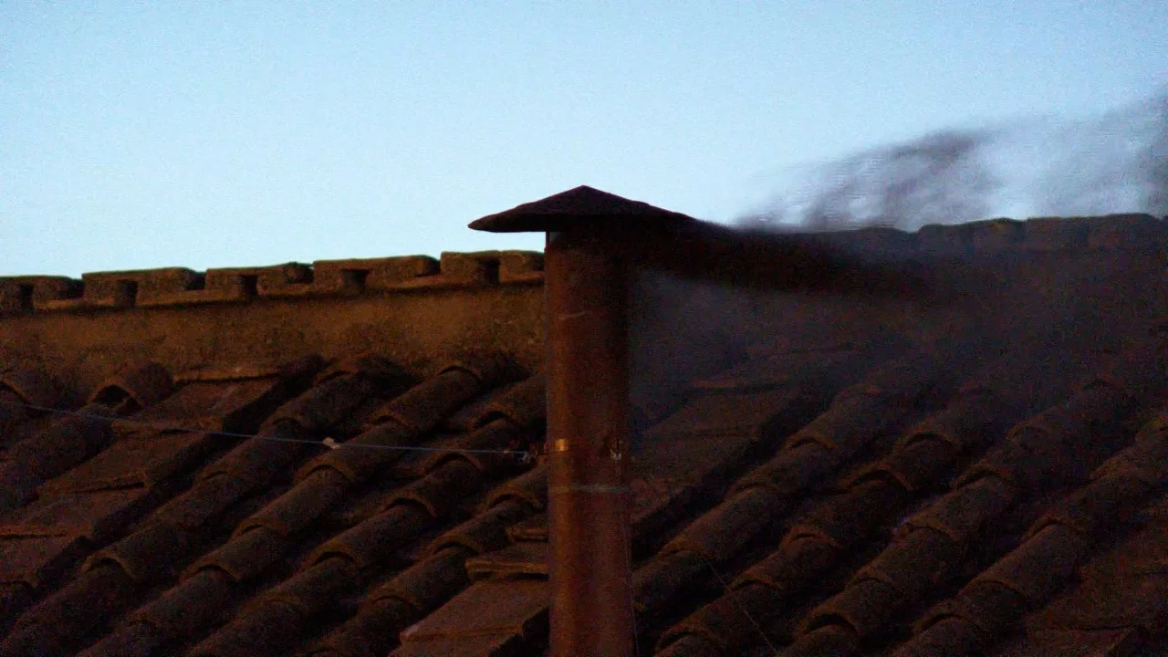 Czarny dym wydobywa się z komina na Kaplicy Sykstyńskiej