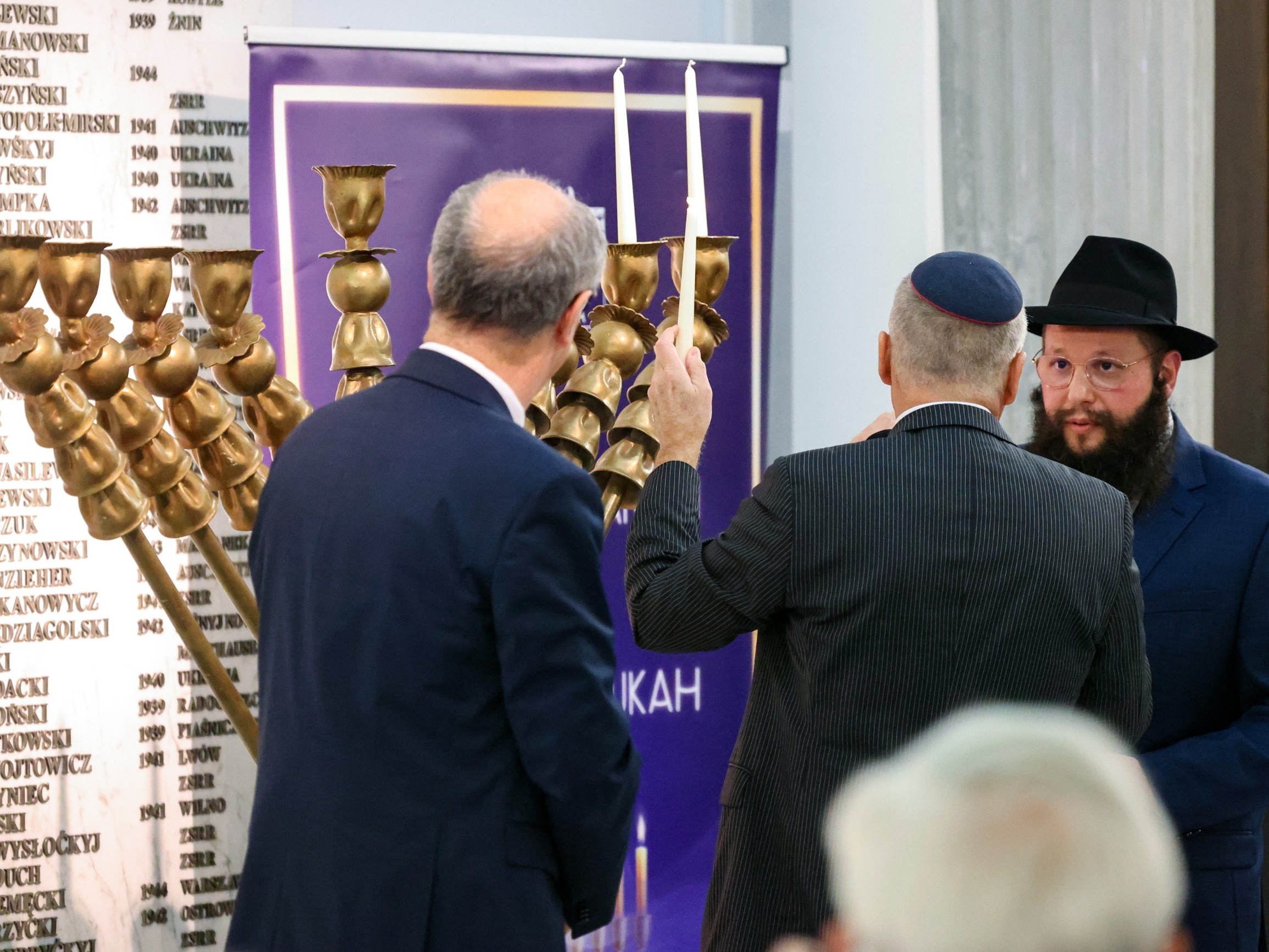 "Haniebny atak na światła nadziei". Czarzasty świętuje Chanukę i przeprasza za Brauna