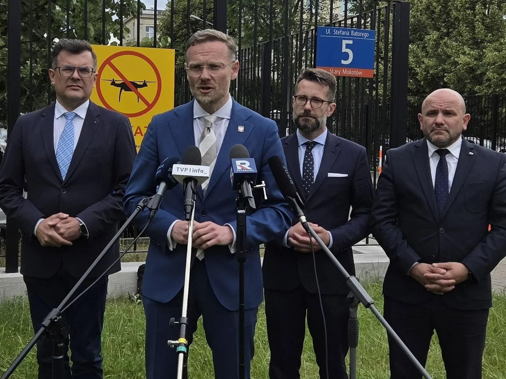 "Sytuacja ekstraordynaryjna". Posłowie PiS niewpuszczeni do ABW