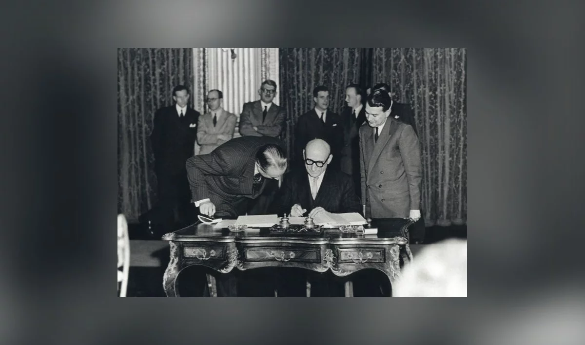 Robert Schuman podpisuje traktat paryski o utworzeniu Europejskiej Wspólnoty Węgla i Stali, 18 kwietnia 1951 r.