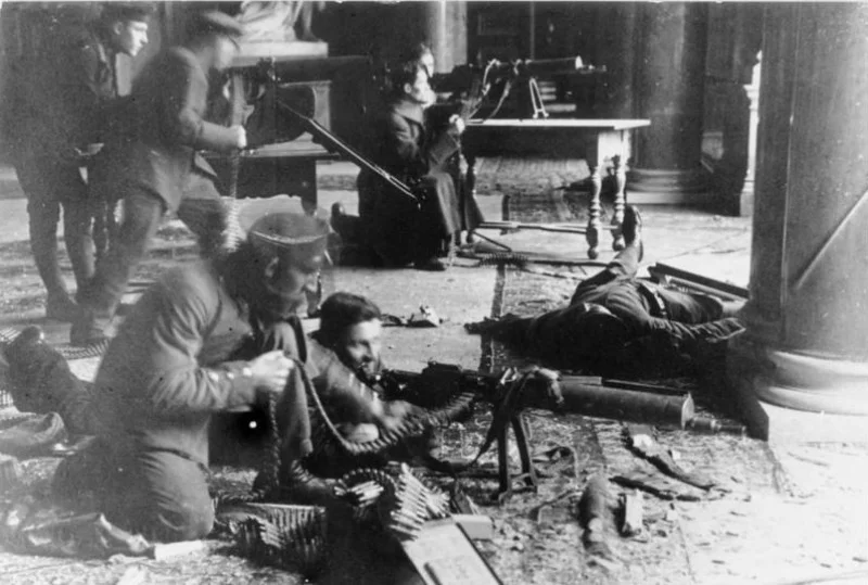 Rewolucjoniści z karabinem maszynowym MG 08/15 w czasie walk w Boże Narodzenie 1918 roku w Berlinie