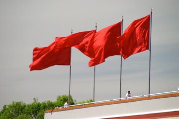 Czerwone flagi na dachu budynku. Chiny