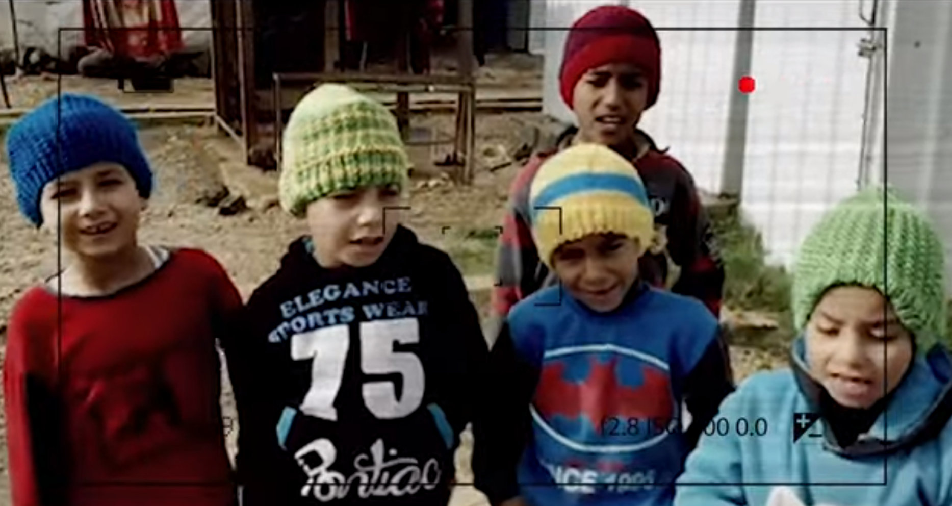 "Zima nie musi być zła". Czesław Mozil zaśpiewał dla syryjskich uchodźców (kadr z klipu)