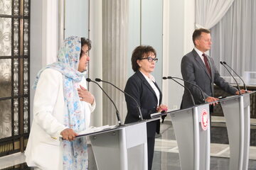 Członek Izby Przedstawicieli afgańskiego parlamentu Rahima Jami (L), marszałek Sejmu RP Elżbieta Witek (C) oraz minister obrony narodowej Mariusz Błaszczak (P) podczas wspólnej konferencji prasowej. 30.08.2021