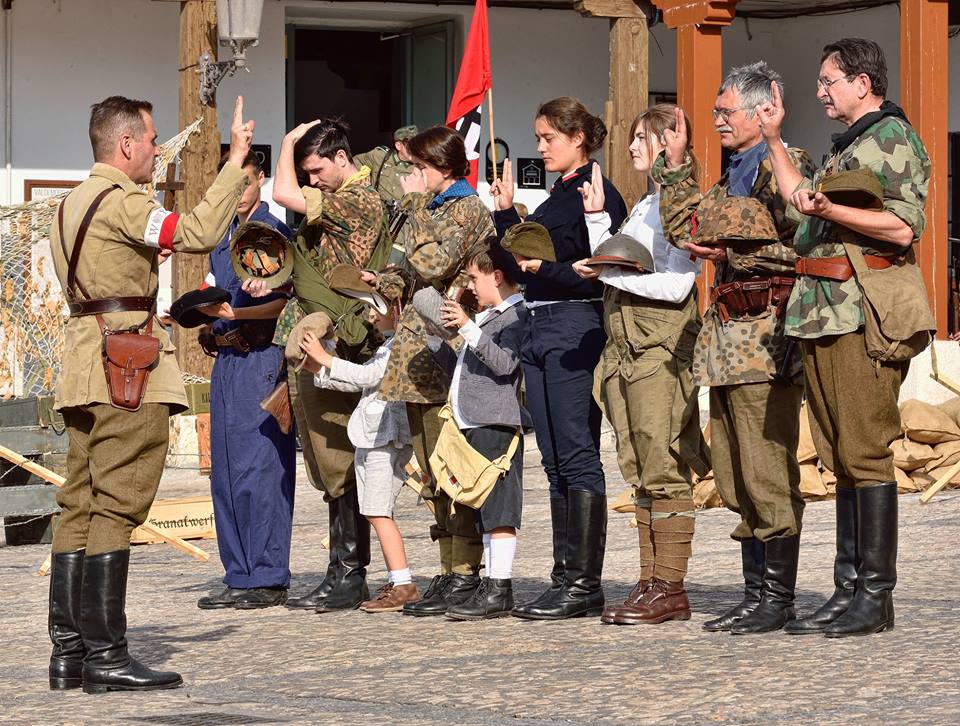 Członkowie hiszpańskiego stowarzyszenia Poland First to Fight