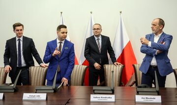 Członkowie Komisji weryfikacyjnej: Sebastian Kaleta, Patryk Jaki, Łukasz Kondratko, Jan Mosiński przed pierwszym posiedzeniem roboczym