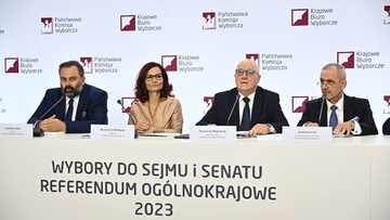 Członkowie Państwowej Komisji Wyborczej podczas konferencji prasowej dotyczącej wyborów do Sejmu i Senatu oraz referendum
