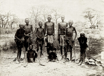 Członkowie plemienia Herero, którzy przetrwali ucieczkę przez pustynię Omaheke