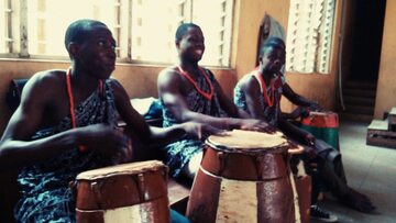 Członkowie plemienia Yoruba grają na tradycyjnych instrumentach.