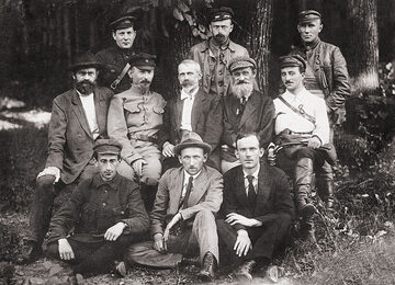Członkowie Polrewkomu. Środkowy rząd od lewej: Iwan Skworcow, Feliks Dzierżyński, Julian Marchlewski i Feliks Kon