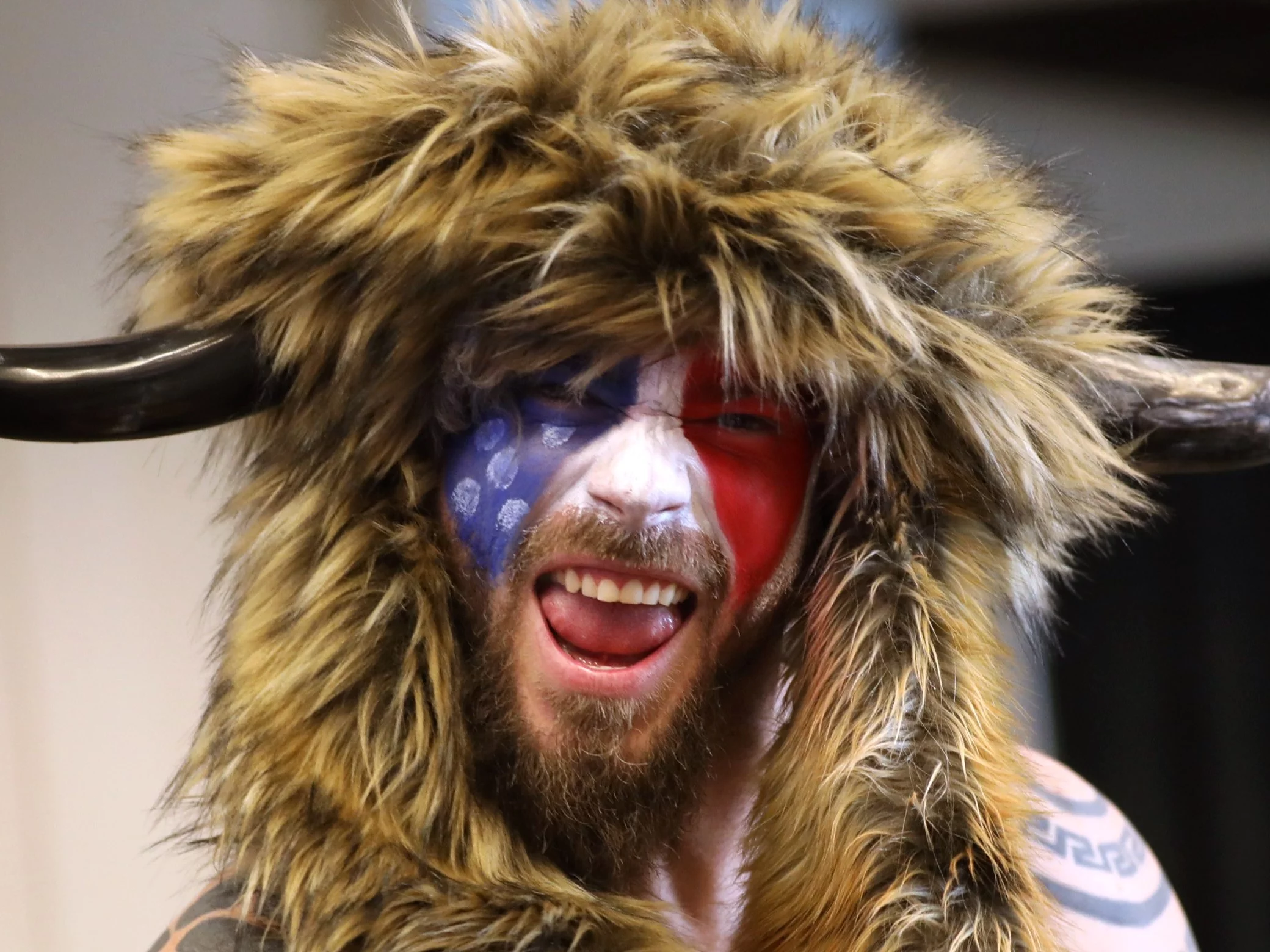 "Człowiek-bizon" nie lubi już Trumpa. Zaskakująca wolta