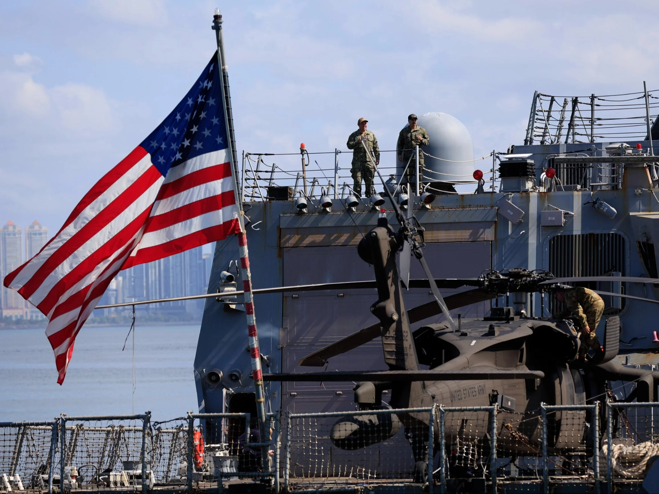 Żołnierze Sił Zbrojnych Stanów Zjednoczonych przechodzą po pokładzie okrętu marynarki wojennej USA USS Gridley