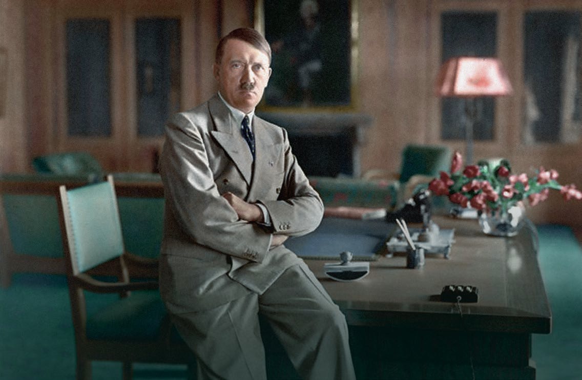 Adolf Hitler. Zdjęcie wykonane przez jego osobistego fotografa Heinricha Hoffmanna, kolorowane.