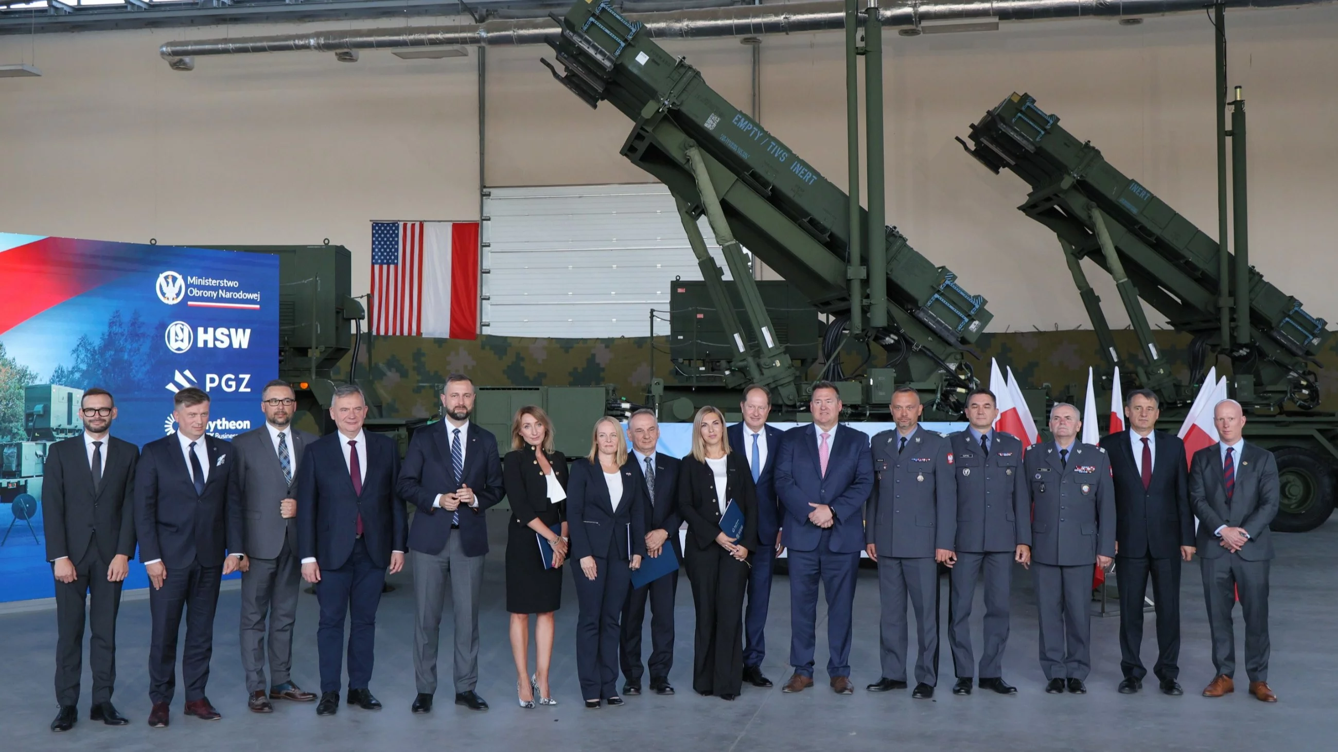 Sochaczew, 12.08.2024. Na zdj. m.in. wicepremier, minister obrony narodowej Władysław Kosiniak-Kamysz (5L), ambasador USA w Polsce Mark Brzezinski (7P) w Hucie Stalowa Wola S.A