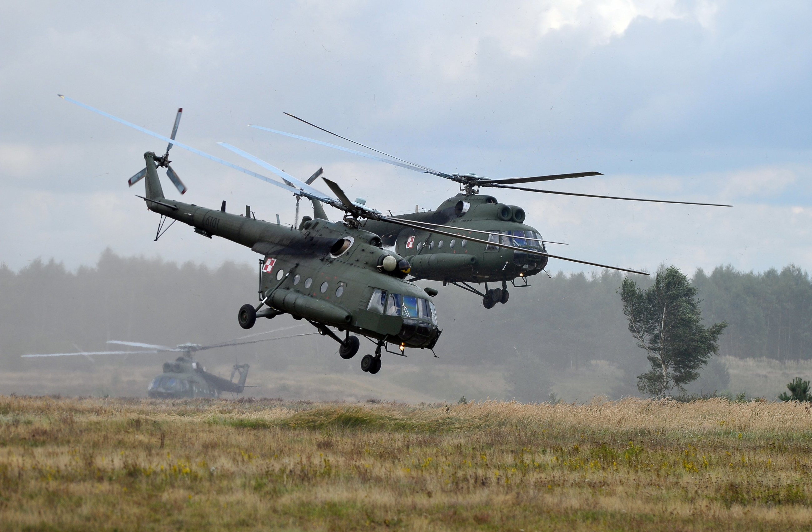 Śmigłowce Mi-17 podczas manewrów "Dragon 2017" na poligonie w Drawsku Pomorskim