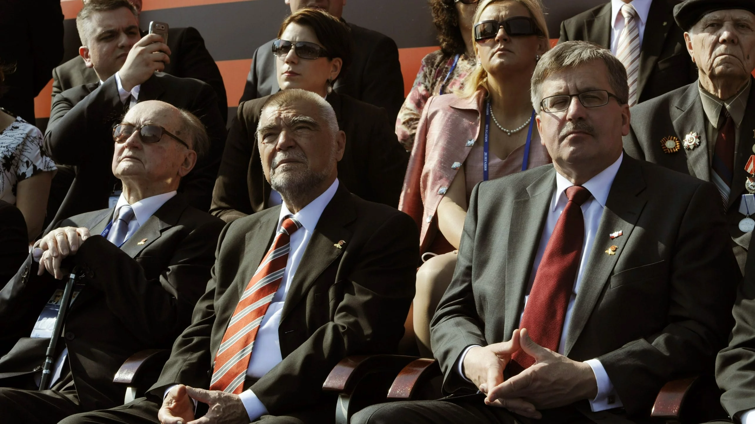 Wojciech Jaruzelski (L), były prezydent Chorwacji Stjepan Mesić (2L) i Bronisław Komorowski (3L) podczas uroczystości na Placu Czerwonym w Moskwie