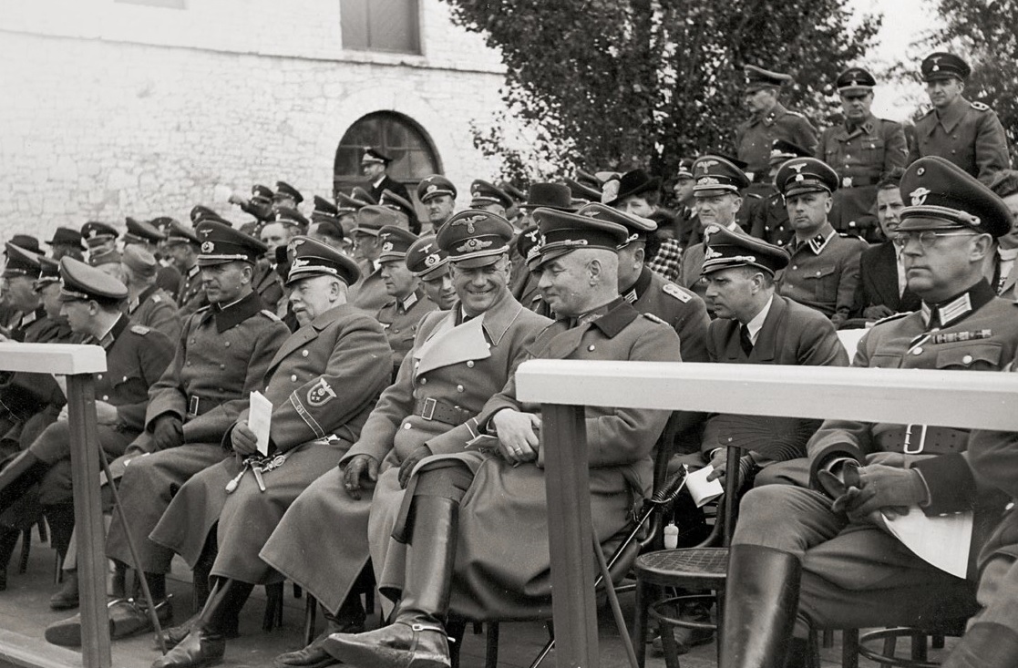 Wysocy oficerowie i urzędnicy Generalnej Guberni oglądają pokaz ogierów w stadninie w Białce