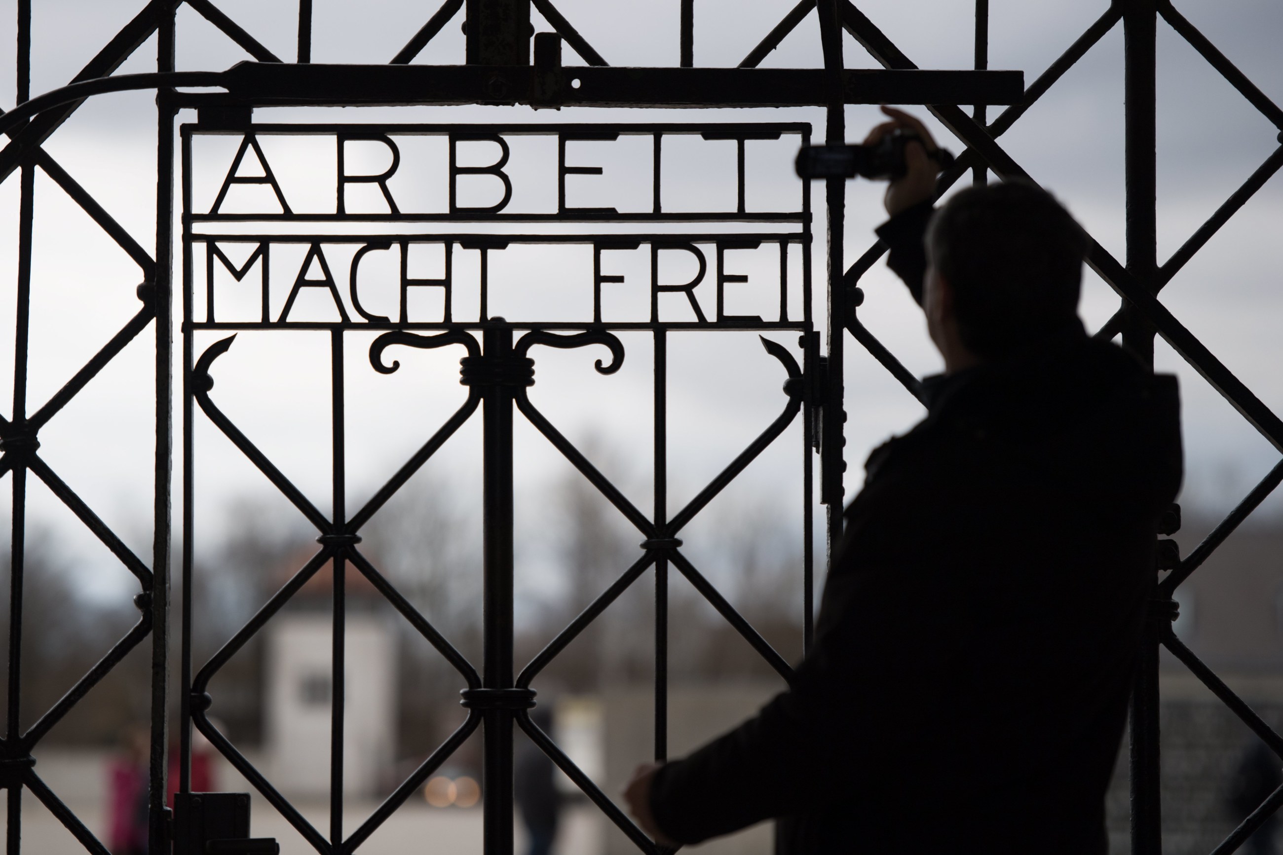 Brama obozu Dachu z napisem "Arbeit macht frei"