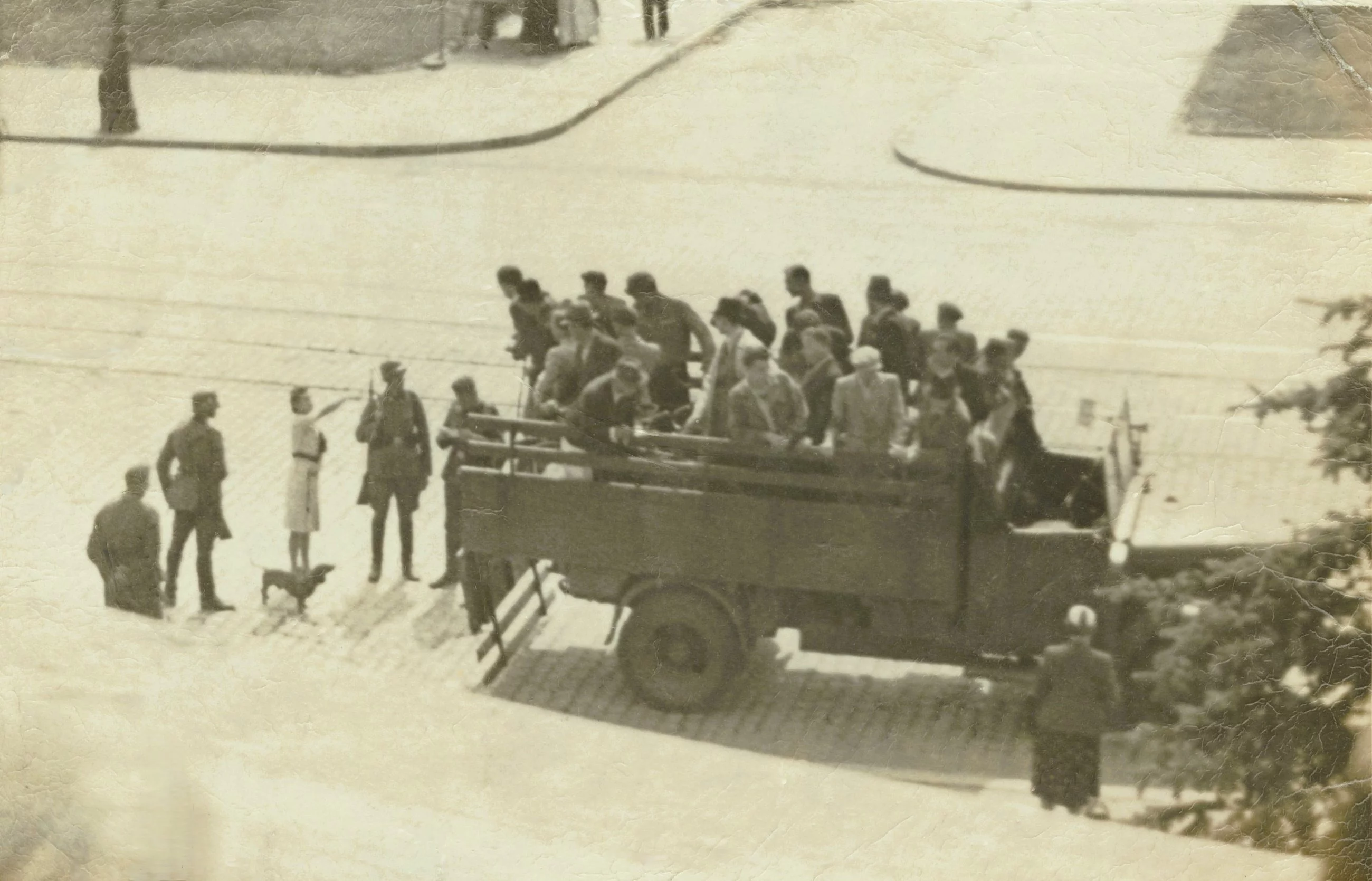 Niemiecka łapanka w Warszawie podczas II wojny. Niemcy wyłapywali ludzi na ulicach, zabijali ich lub wywozili do obozów