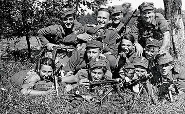 Danuta Siedzikówna "Inka" (na dole, pierwsza z lewej) z żołnierzami 4. Szwadronu 5. Brygady Wileńskiej AK w 1945 r.