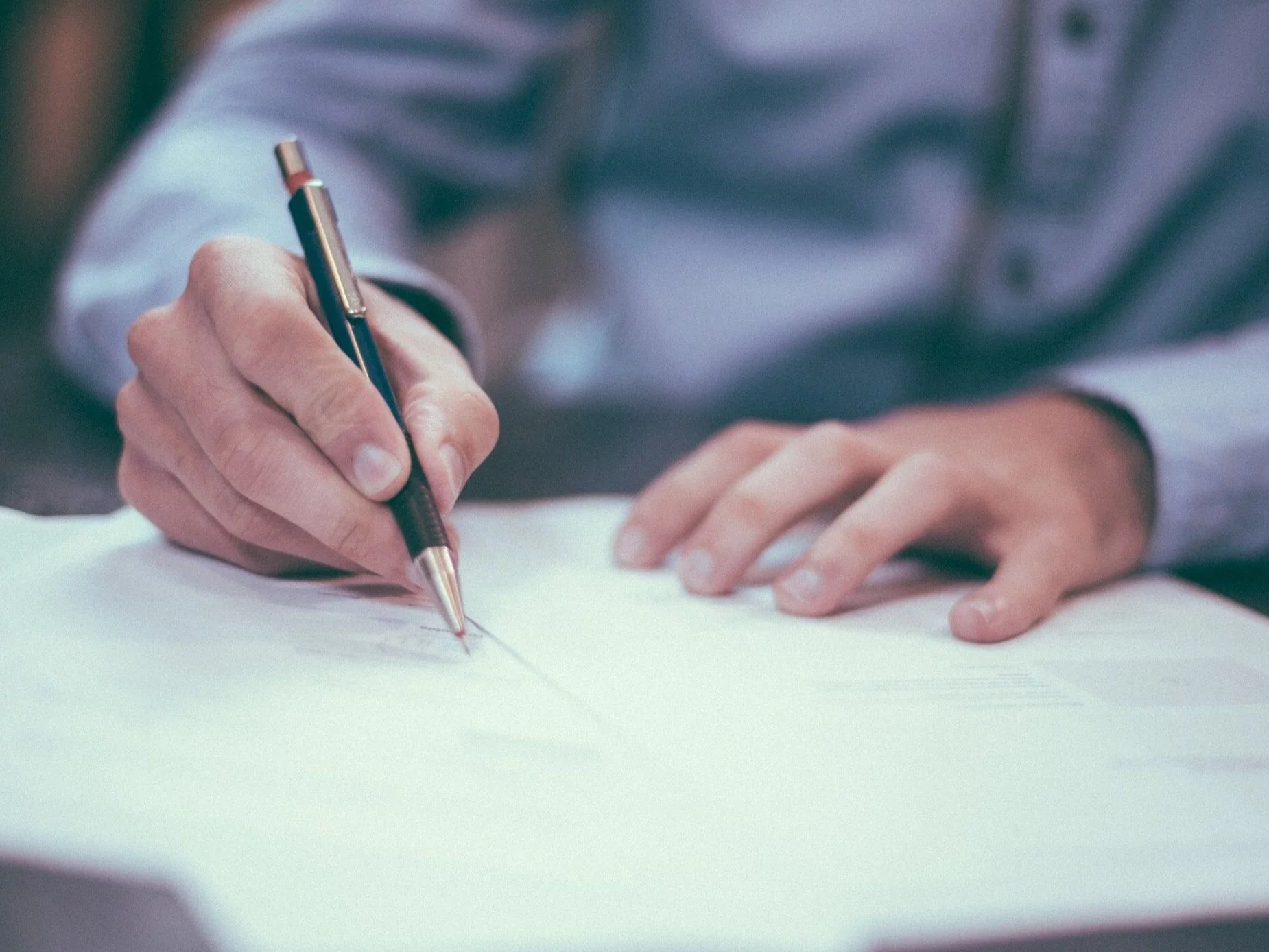 Podpisywanie dokumentu. Zdj. ilustracyjne