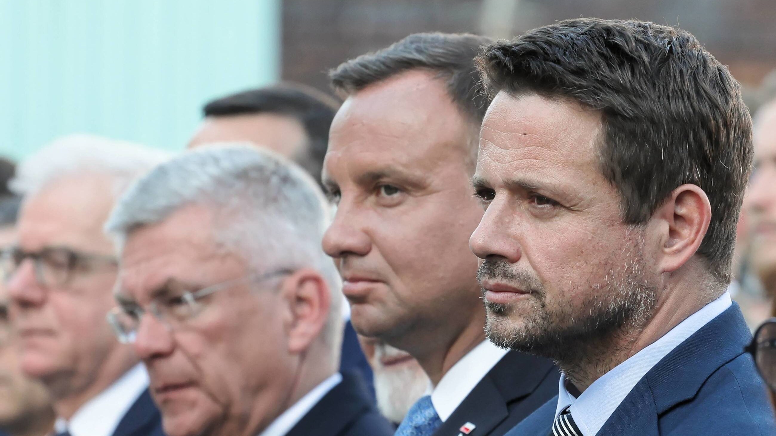 Andrzej Duda i Rafał Trzaskowski podczas uroczystości w Warszawie