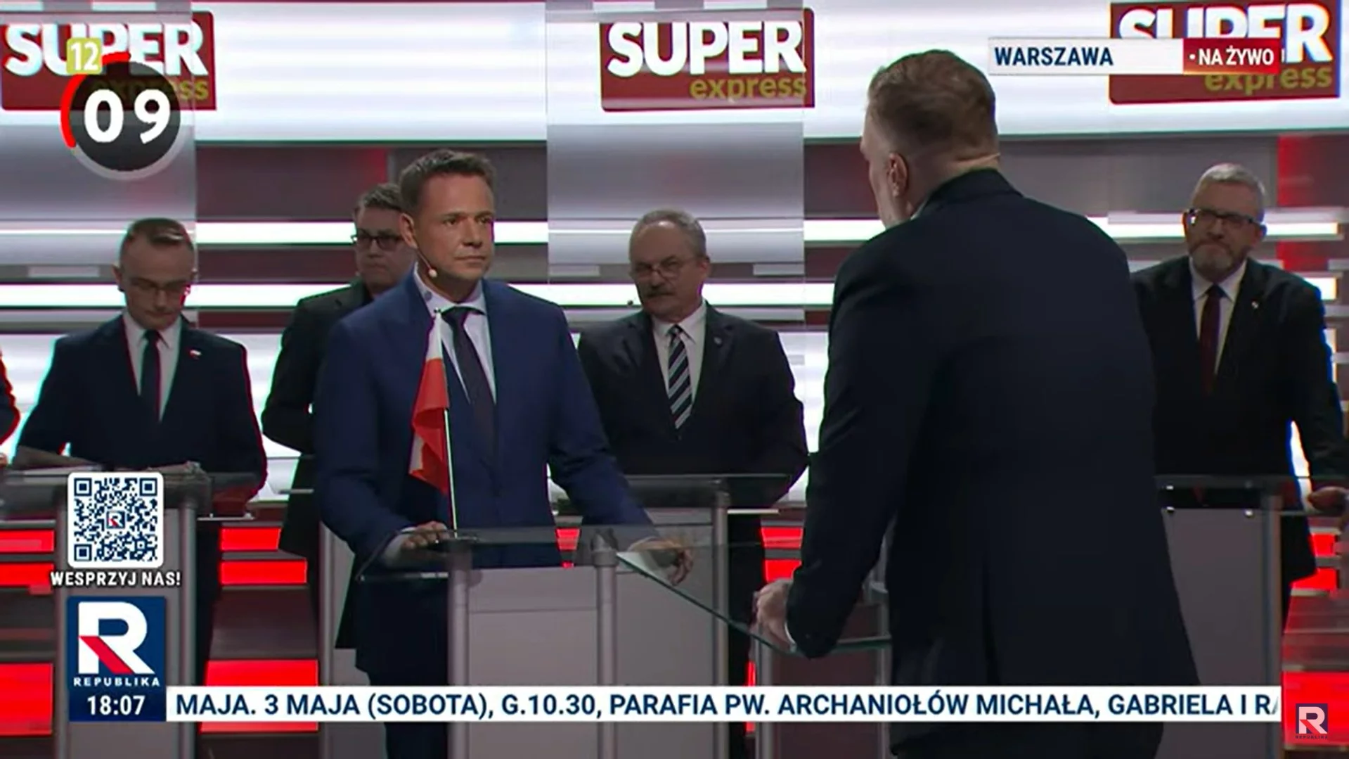 Тшасковский появился на дебатах с флагом. «Навроцкий бросил ее»
