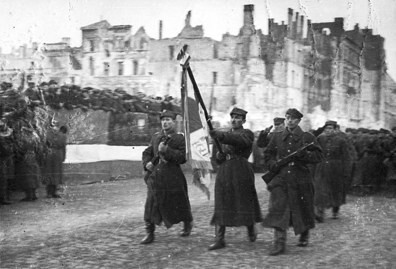 Defilada 1 Armii Wojska Polskiego na ulicy Marszałkowskiej w wyzwolonej Warszawie 19 stycznia 1945 r.