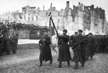 Defilada 1 Armii Wojska Polskiego na ulicy Marszałkowskiej w wyzwolonej Warszawie 19 stycznia 1945 r.