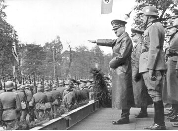 Defilada wojsk niemieckich w Warszawie