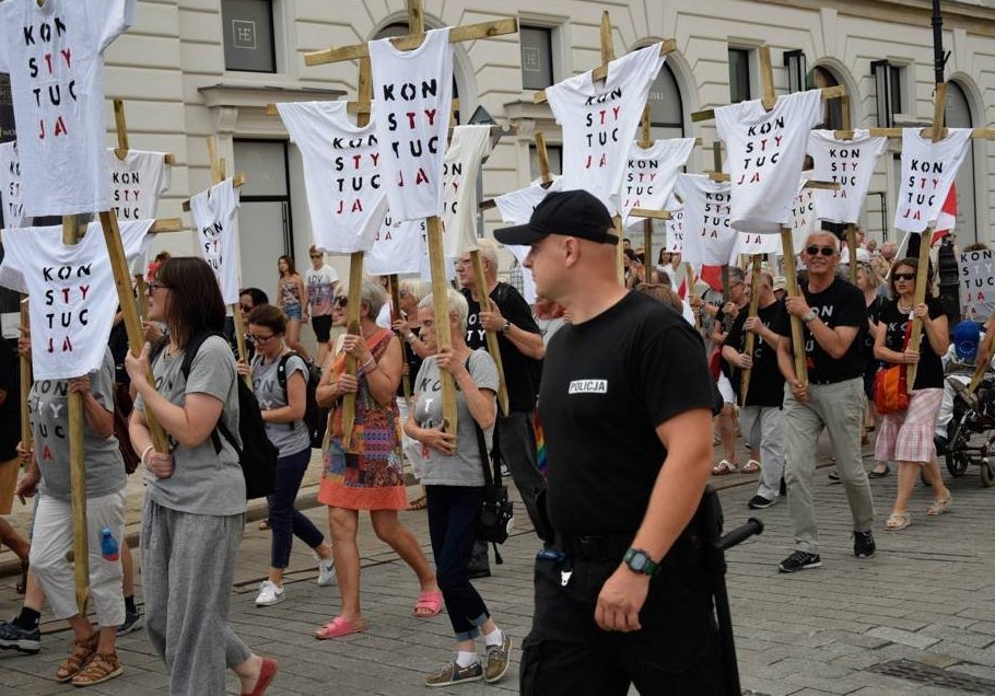 "Defilada konstytucji" – protest przeciwników rządu