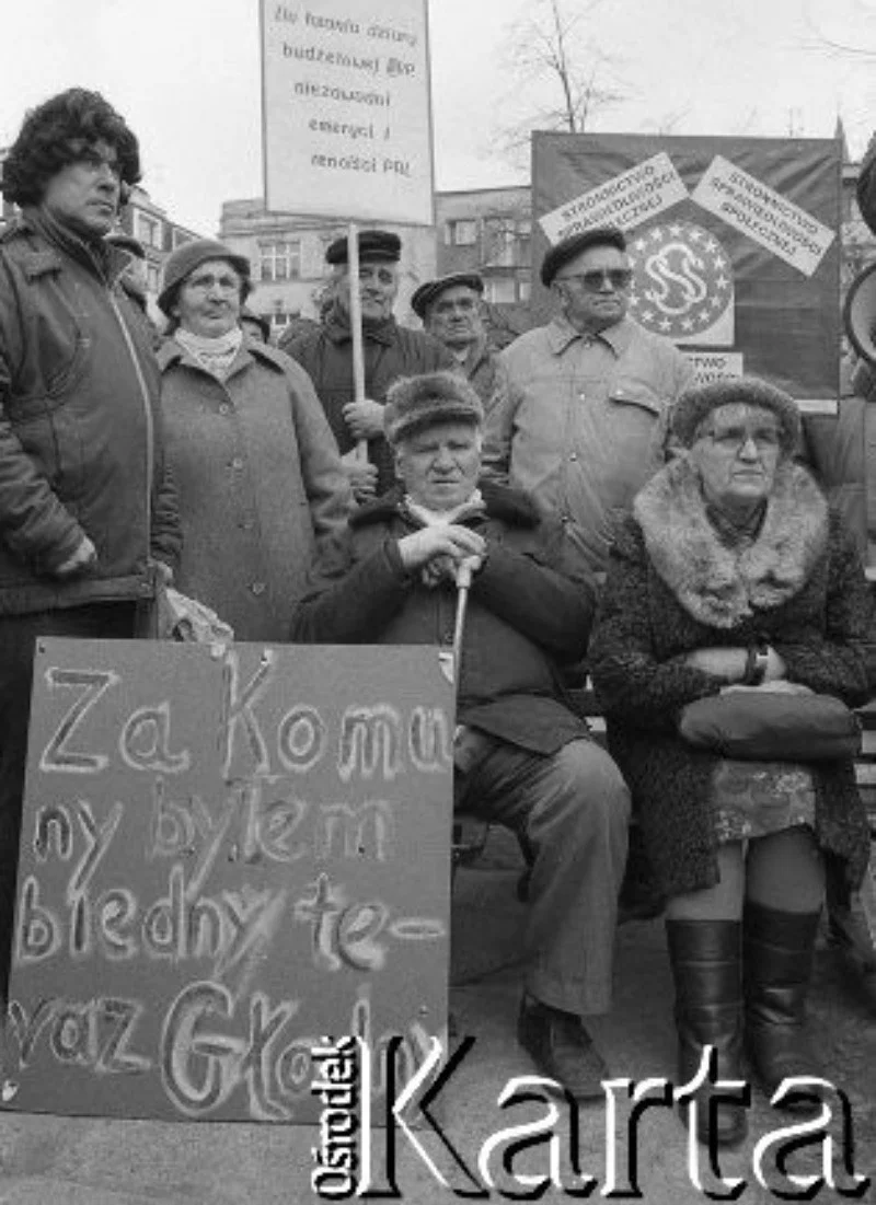 Protest emerytów i rencistów. Uczestnicy manifestacji z transparentami m.in. o treści: "Za komuny byłem biedny, teraz głodny", lata 90