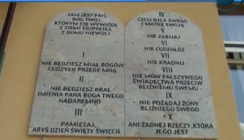 Tuszów Narodowy: Na murach szkół zawisł Dekalog