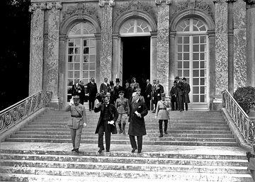 Delegacja węgierska opuszczająca Pałac Grand Trianon w Wersalu po podpisaniu traktatu, 1920 rok