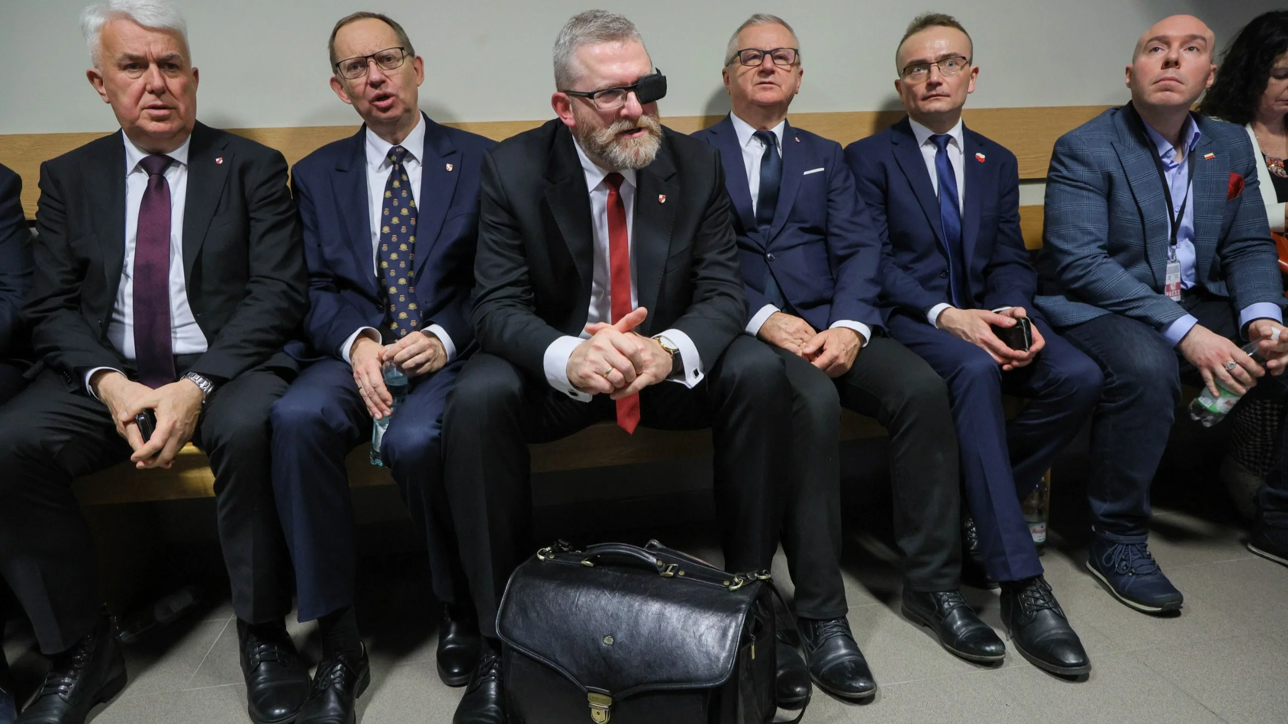 Zaczynają się sondaże, czy zdelegalizować partię Brauna