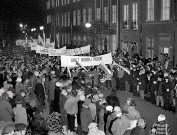 Demonstracja patriotyczna 11 listopada 1980 r. z udziałem RMP. Demonstranci ruszyli spod kościoła Mariackiego w Gdańsku