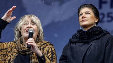 Demonstracja "Powstanie dla pokoju" w Berlinie. Polityk Die Linke Sahra Wagenknecht (P) i feministka Alice Schwarzer (L)