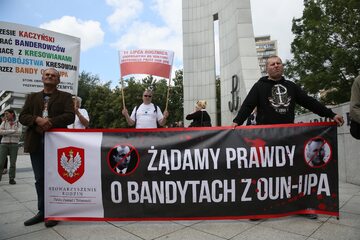 Demonstranci wyrażają przed Sejmem poparcie dla ustawy o ustanowieniu dnia 11 Lipca Narodowym Dniem Pamięci Ofiar ukraińskiego ludobójstwa na Wołyniu