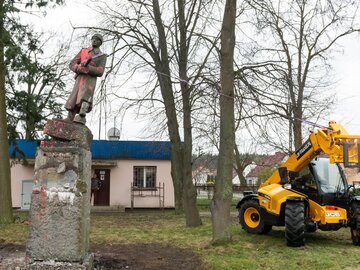 Demontaż pomnika czerwonoarmisty