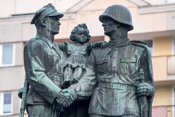 Demontaż Pomnika Wdzięczności dla Armii Radzieckiej w Legnicy. Monument przedstawia żołnierzy polskiego i radzieckiego trzymających na rękach dziewczynkę. Jego rozbiórkę zarządzono na mocy ustawy dekomunizacyjnej.